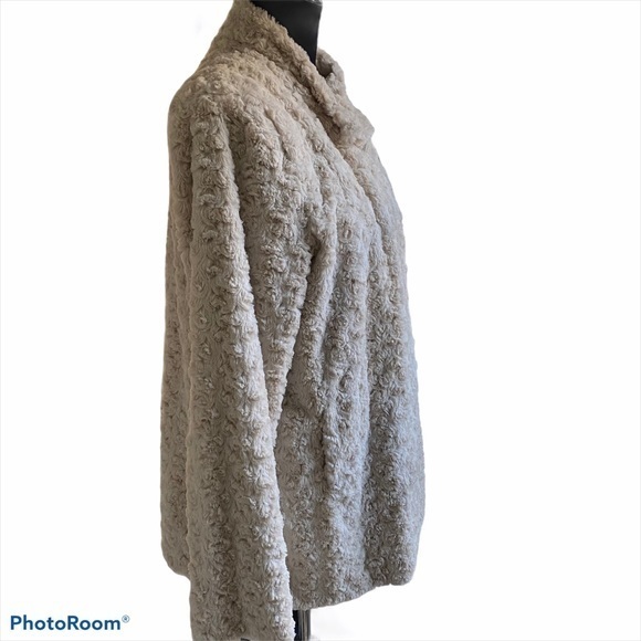 ❄️❄️COZY FAUX FUR COAT❄️❄️ - Picture 4 of 12